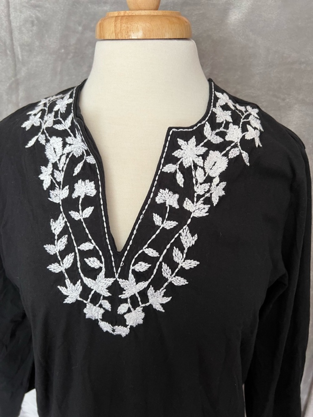 Womens Cathy Daniels Embroidered Tunic Top Black White Floral Medium NWT